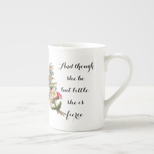 彼女はシェークスピアの激しく粋な引用文です ボーンチャイナマグカップ (右)