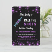 彼女はショットを呼び出す準備ができている – 看護卒業 招待状 (スタンド正面)