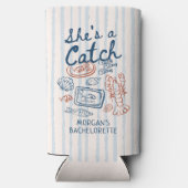 彼女はシーフードの海の沿岸のバチェロレッテをキャッチ スリム缶クーラー (裏面)