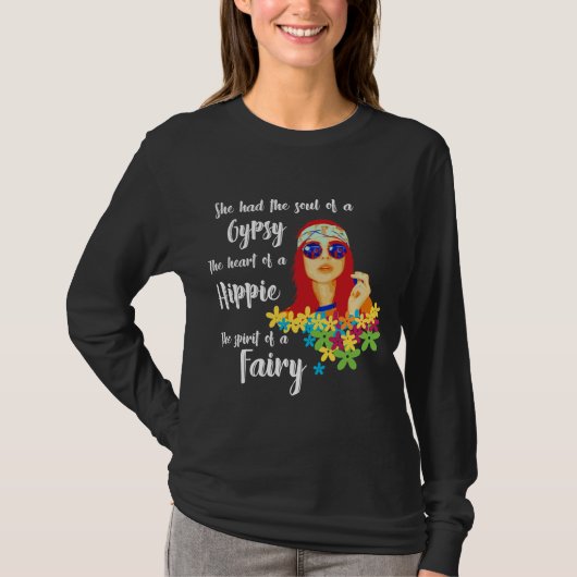 彼女はジプシーの精神をヒッピーのハート有しました Tシャツ (正面)
