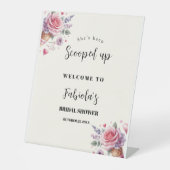 彼女はスクープされたブライダルシャワー歓迎のサイン 台座サイン (正面)