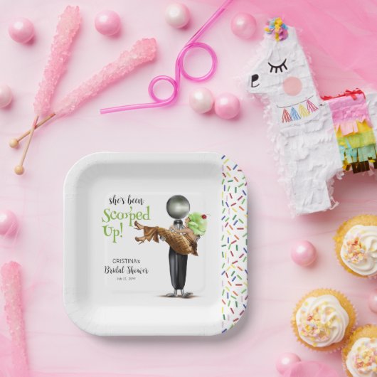 彼女はチョコレートアイスクリームを掬い上げられた ペーパープレート (パーティー)