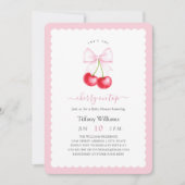 彼女はトップのピンクの弓のベビーシャワーのさくらんぼ 招待状 (正面)