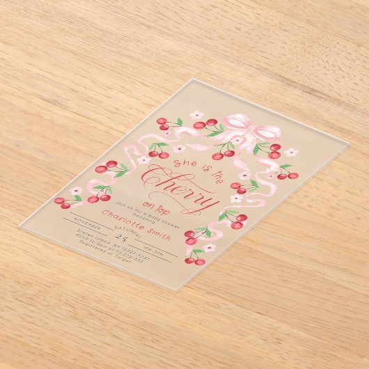 彼女はトップピンクの弓のさくらんぼベビーシャワー アクリル招待状 (レイダウン)