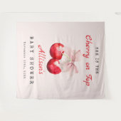 彼女はトップピンクの弓のベビーシャワーのさくらんぼである タペストリー (正面(横))