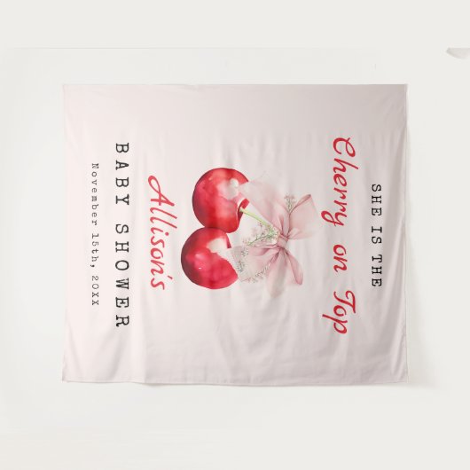 彼女はトップピンクの弓のベビーシャワーのさくらんぼである タペストリー (正面(横))