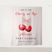 彼女はトップピンクの弓のベビーシャワーのさくらんぼである タペストリー (正面)