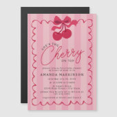 彼女はトップピンクの赤ちゃんシャワーのさくらんぼだ マグネット招待状 (正面/裏面)