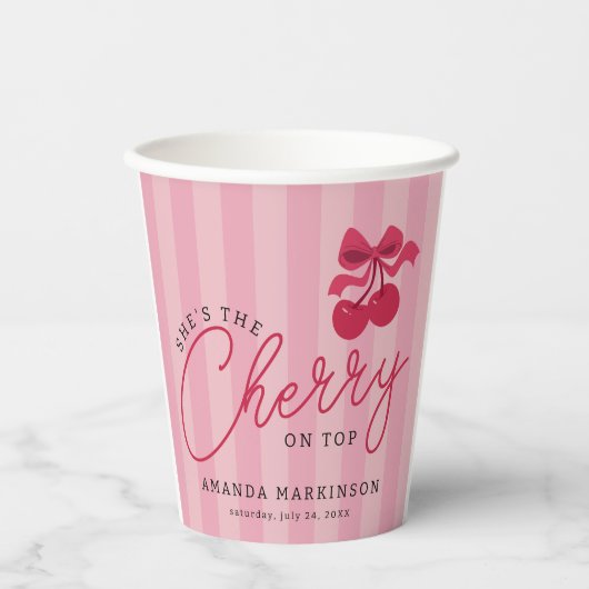 彼女はトップピンクの赤ちゃんシャワーのさくらんぼだ 紙コップ (正面)