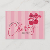 彼女はトップピンクベビーおむつラッフルのさくらんぼ エンクロージャーカード (裏面)