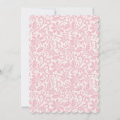 彼女はノットピンクのレースの弓ブライダルシャワーを結んでいる 招待状 (裏面)
