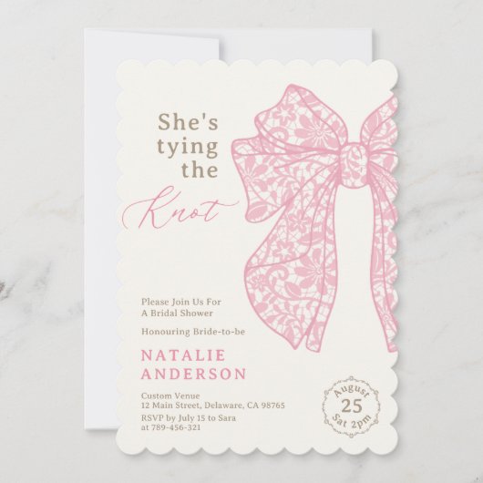 彼女はノットピンクのレースの弓ブライダルシャワーを結んでいる 招待状 (正面)