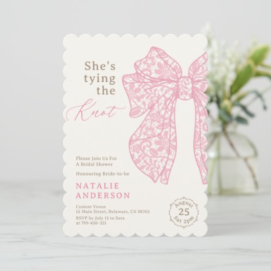 彼女はノットピンクのレースの弓ブライダルシャワーを結んでいる 招待状 (スタンド正面)