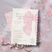 彼女はノットピンクのレースの弓ブライダルシャワーを結んでいる 招待状