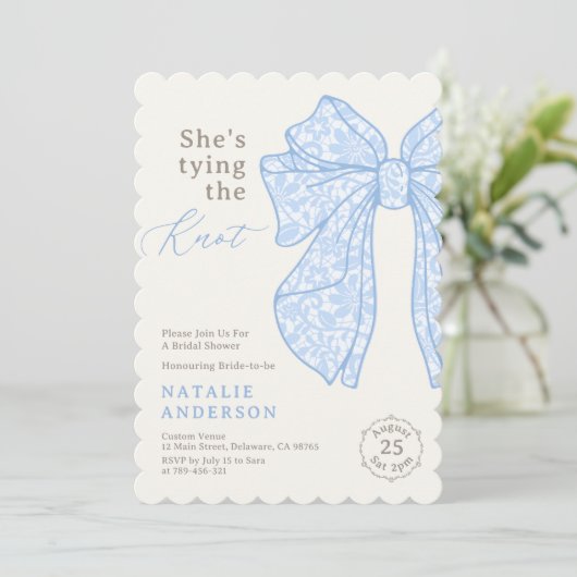 彼女はノットブルーレースボウブライダルシャワーを結んでいる 招待状 (スタンド正面)