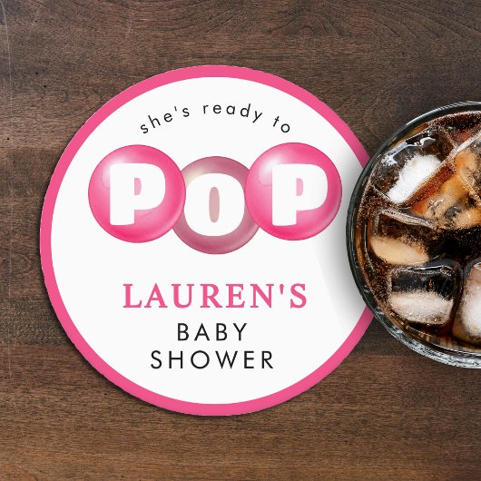 彼女はバブルガムポップ・アートのピンクの女の子の赤ちゃんシャワーの準備ができている ラウンドペーパーコースター