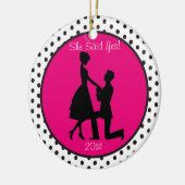 彼女はパーソナライズなオーナメント婚約の賛成しました セラミックオーナメント (左)