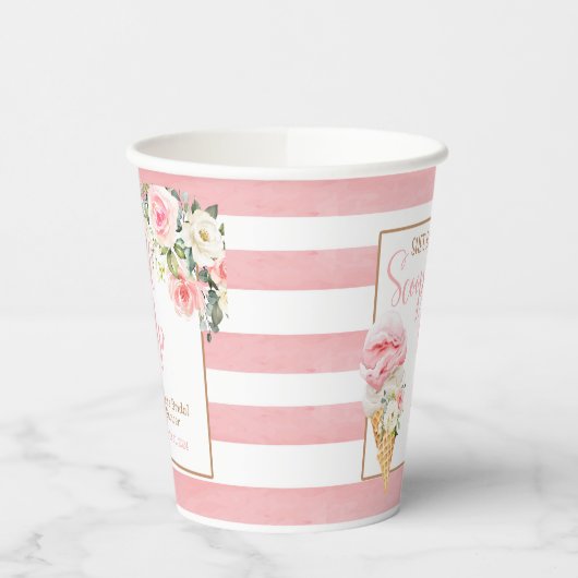 彼女はパーティーカップをストライプ掬われている 紙コップ (左)