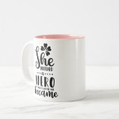 彼女はヒーローを必要としていたので、それが彼女になった ツートーンマグカップ (正面左)