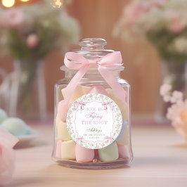 彼女はピンクの弓の結び目を結んでいる ヴィンテージ ラウンドシール