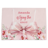 彼女はピンクの花飾りでブライダルシャワーを開く ラージペーパーバッグ (正面)