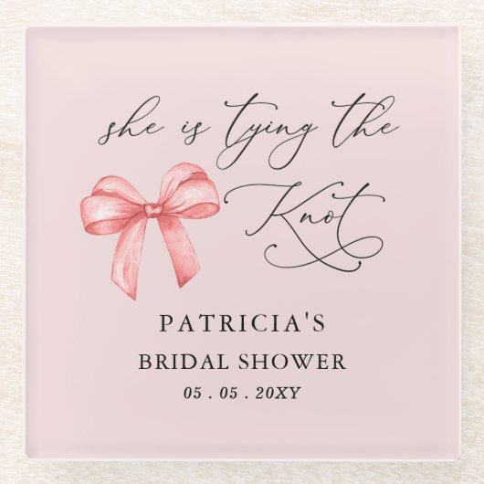 彼女はピンクの蝶結びで結婚式の準備をしている ブライダルシャワー ガラスコースター (正面)