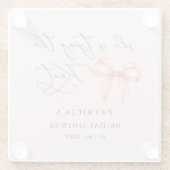 彼女はピンクの蝶結びで結婚式の準備をしている ブライダルシャワー ガラスコースター (裏面)