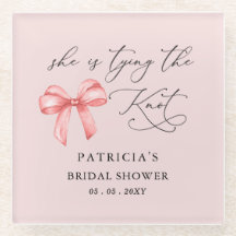 彼女はピンクの蝶結びのウェディングシャワーを計画中