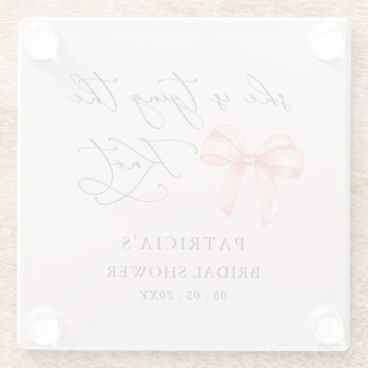 彼女はピンクの蝶結びのウェディングシャワーを計画中 ガラスコースター (裏面)