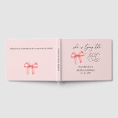 彼女はピンクの蝶結びのウェディングシャワーを計画中 ゲストブック (全面)