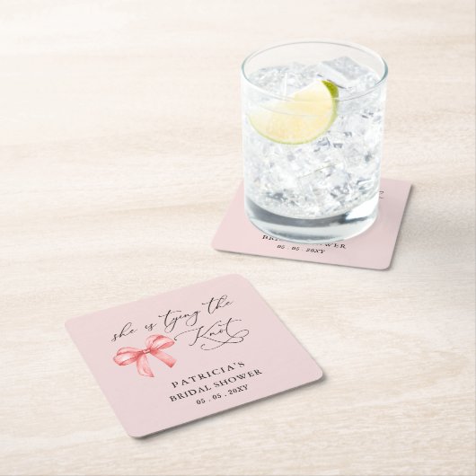 彼女はピンクの蝶結びのウェディングシャワーを計画中 スクエアペーパーコースター (インサイチュ)