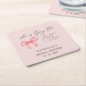 彼女はピンクの蝶結びのウェディングシャワーを計画中 スクエアペーパーコースター (アングル)