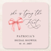 彼女はピンクの蝶結びのウェディングシャワーを計画中 スクエアペーパーコースター (正面)