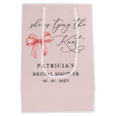 彼女はピンクの蝶結びのウェディングシャワーを計画中 ミディアムペーパーバッグ (裏面)