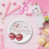 彼女はピンクの蝶結びのペーパープレートで最高のアクセント ペーパープレート (パーティー)