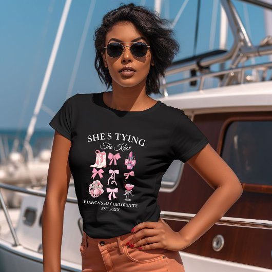彼女はピンクの蝶結びの花嫁の仲間パーティーグッズ Tシャツ