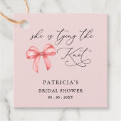彼女はピンクの蝶結びの装飾をしている ブライダルシャワー フェイバータグ (正面)