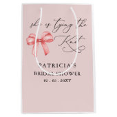 彼女はピンクの蝶結びをしている ブライダルシャワーパーティ ミディアムペーパーバッグ (正面)