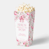 彼女はピンクボウの赤ポップ・アートのちゃんシャワーのポップコーンに近づいている フェイバーボックス (はじけた状態)