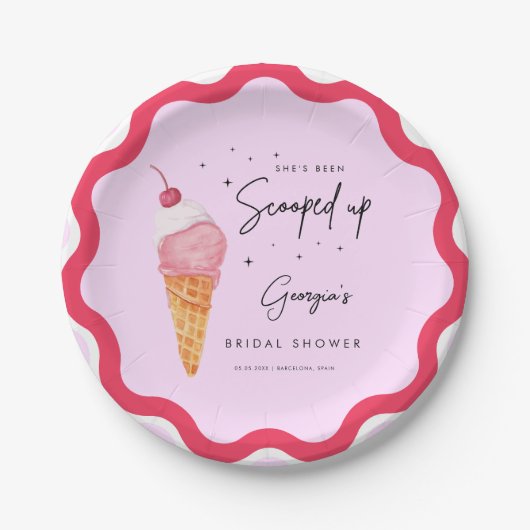 彼女はピンクレッドのスクープされたレトロブライダルシャワー ペーパープレート (正面)