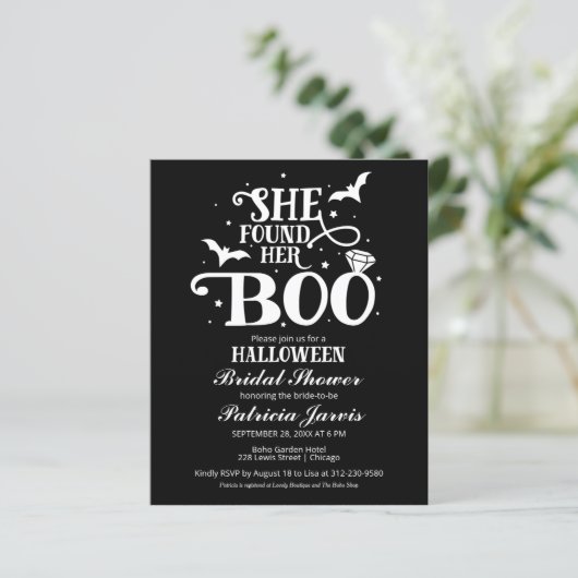 彼女はブーブライダルシャワー予算招待状を見つけた (スタンド正面)