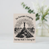 彼女はマウンテンラインアートウーマン勇気付けられるを克服 ポストカード (スタンド正面)