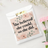 彼女はミニマリストのポスターの野生の花を桃色と信じていた フェイバーバッグ (封をした状態)