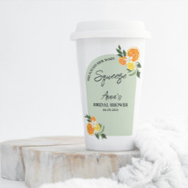 彼女はメインの結婚前パーティーのためのオレンジ色のレモンを見つけた 紙コップ