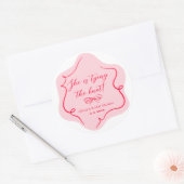 彼女はレトロなウェーブピンクと赤の結び目を作っている ラウンドシール (封筒)