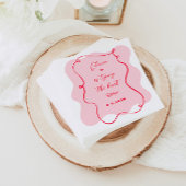 彼女はレトロなピンクと赤の波状の枠の結び目を結んでいる スタンダードカクテルナプキン