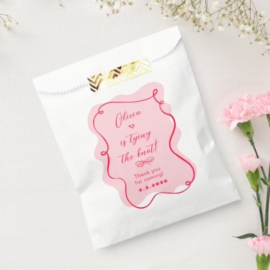 彼女はレトロなピンクと赤の結び目を結ん感謝していだ フェイバーバッグ (封をした状態)