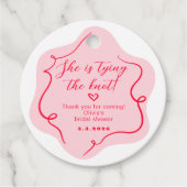 彼女はレトロな波色のピンクと赤の結び目を結んでいる フェイバータグ (正面)