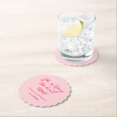 彼女はレトロな波色のピンクの赤い結び目を結んでいる ペーパーコースター (インサイチュ)