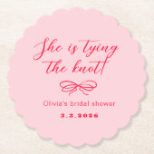 彼女はレトロな波色のピンクの赤い結び目を結んでいる ペーパーコースター (正面)